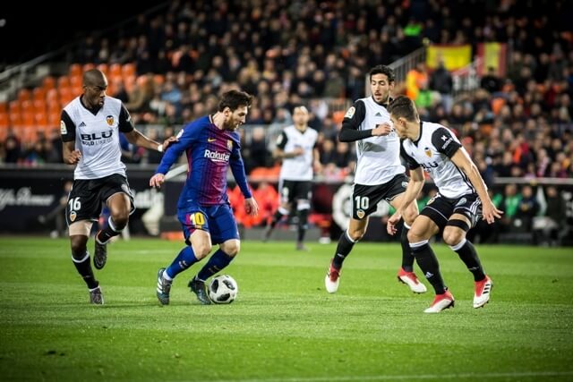 詹姆斯更新社媒：那些黑子们真走上球场，当场就会吓得尿裤子